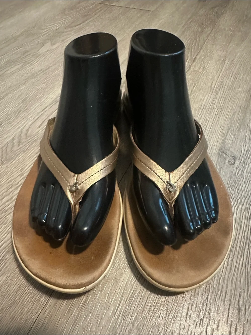 Olukai Honu Women's Metallic Gold Leather Flip Flop Sandals Sz 9